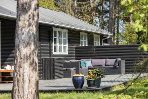 克内贝尔8210-Knebel-Kamillevej-16的带沙发和房子的木甲板