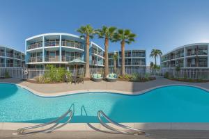 una representación de un complejo con piscina en Azure Marina Luxe - Waterfront with Sunset Views, en Los Ángeles
