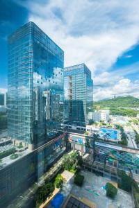 深セン市にあるWeihaoside International Community Apartment, Meilin, Shenye Shangcheng Branchの高いガラスの建物が並ぶ市街の景色