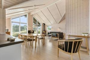 Restaurace v ubytování 8227-Knebel-Nykjaersvej-23 + 19 fotografií