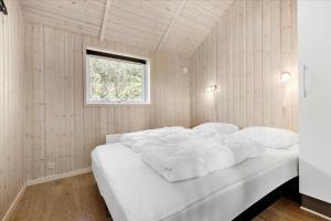 Postel nebo postele na pokoji v ubytování 8227-Knebel-Nykjaersvej-23