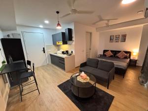 una sala de estar con un sofá y una mesa en Vibrant Vision Near Airport with Coffee Maker & Wifi, en Pune
