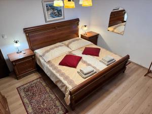 ein Bett mit zwei roten Kissen darauf in einem Schlafzimmer in der Unterkunft Villa Monica in Ložišće + 32 Fotos