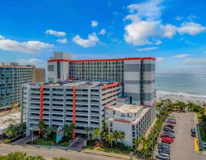 eine Luftaufnahme eines Hotels und des Strandes in der Unterkunft Grande Cayman 1BR Penthouse Patio Oceanfront Views in Myrtle Beach