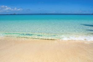 een strand met de oceaan en het water bij La Suerte Villa in Boracay
