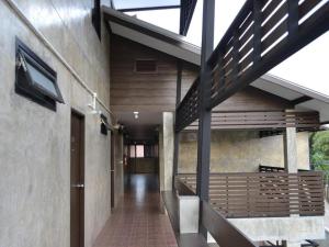 pasillo de un edificio con escalera y escalera en SabayNan Hotel, en Ban Nong Tao