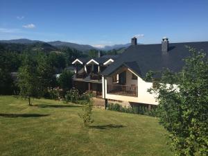 une maison sur une colline avec une cour dans l'établissement Hotel Rural Casa Ana, à Vega de Espinareda