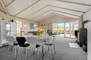 Kuchyň nebo kuchyňský kout v ubytování 84615-Knebel-Fuglsovig-36