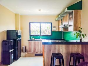 Η κουζίνα ή μικρή κουζίνα στο The Lavana Villa Singgahan Jimbaran - 3 Bedroom Villa