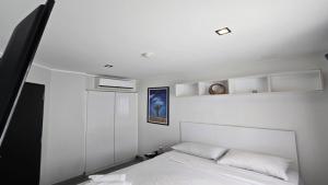 Ένα ή περισσότερα κρεβάτια σε δωμάτιο στο Bright & Breezy -1BR T1-211