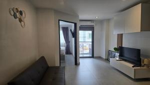 Μια τηλεόραση ή/και κέντρο ψυχαγωγίας στο Bright & Breezy -1BR T1-211