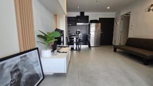 Η κουζίνα ή μικρή κουζίνα στο Bright & Breezy -1BR T1-211