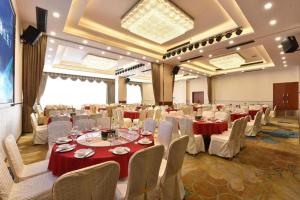 Un salón de banquetes con mesas y sillas en una habitación. en MAIHAOHOTELS, en Sanjiang 239 fotos más