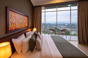 Un dormitorio con una cama y una ventana grande. en 360 Viewpoint by Queens Mount, en Kandy
