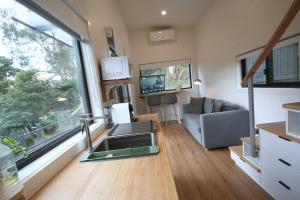 ein kleines Haus mit einer Küche und einem Wohnzimmer in der Unterkunft Kookaburra's Perch in Millgrove