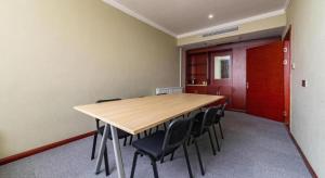 ein Konferenzraum mit einem Holztisch und Stühlen in der Unterkunft GreenTree Alliance Hotel Yancheng Engineering College Dayangwan Scenic Area in Ti-pa-yung