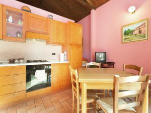 a kitchen and dining room with a wooden table at Pet-Friendly Nature Escape in Pontecchio Polesine