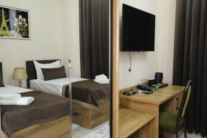 Et tv og/eller underholdning på Boutique Hotel Mubina with Pool and Sauna