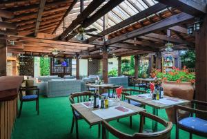 a restaurant with wooden ceilings and tables and chairs at Grand Częstochowa in Częstochowa