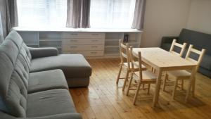 Posedenie v ubytovaní Apartamenty i Pokoje przy Parku