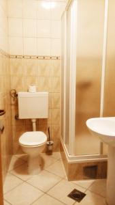 e bagno con servizi igienici, doccia e lavandino. di Guest House Karević a Hvar