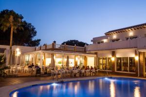 Бассейн в Hotel Villa Flamenca или поблизости