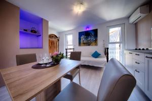 eine Küche mit einem Tisch und Stühlen sowie ein Esszimmer in der Unterkunft Apartments Villa Anka in Komiža