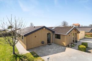 a house with a garage in a yard at 8105-Ronde-Havesvinget-10 in Rønde