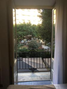 una porta aperta su un balcone con vista su un cortile di Apartment Co a Palermo