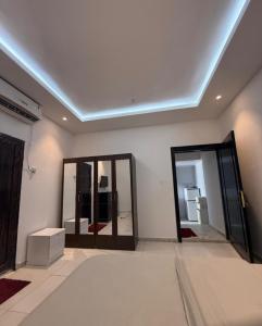 a room with a mirror and a bed in it at New Manaser apartment in Al Ain