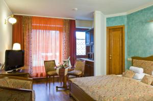 Кровать или кровати в номере Amira Boutique Hotel Hévíz Wellness & Spa +40 фотографий