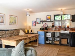 una sala de estar con una mesa y un sofá en Fuchsia - Uk50454, en Ruswarp