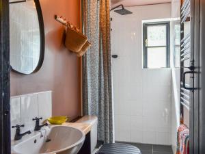 un baño con lavabo y ducha en Fuchsia - Uk50454, en Ruswarp
