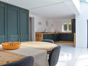 a kitchen and dining room with a table and chairs at Lanes Farm in Eakring +10 photos