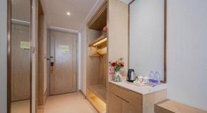 une petite cuisine avec un évier et un couloir dans l'établissement Vienna Hotel Shenzhen Pingshan Longtian Town, à Shenzhen