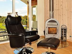 een kamer met een stoel en een open haard bij 6 person holiday home in Ansager-By Traum in Ansager