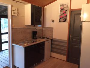 Kuchyň nebo kuchyňský kout v ubytování Camping la Simioune en Provence