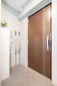 una grande porta in una stanza con frigorifero di Akihabara Skytree Premium Apartment 102 a Tokyo