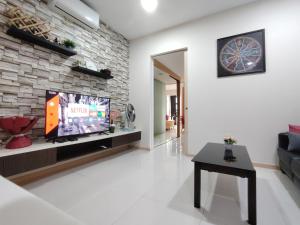 Μια τηλεόραση ή/και κέντρο ψυχαγωγίας στο KL studio with Private Jacuzzi +5 φωτογραφίες