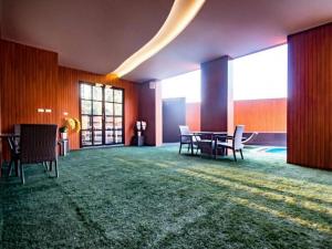 The Y Boutique Hotel في شيانغ ماي: غرفة كبيرة فيها طاولة وكراسي