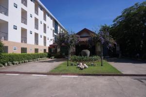 Taman di luar Sirimathani Hotel
