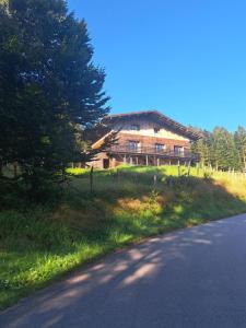 Budova, kde se chata nachází