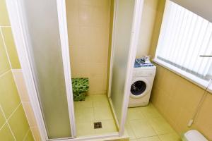 a washer and dryer in a small bathroom at Pas Bani in Palanga