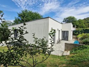 a white house with a garden and a tree at DOM v Skalke nad Váhom in Skala
