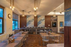 Restoran atau tempat lain untuk makan di Corbett Treat Resort By Atya Hotels