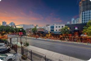 カルガリーにある17th Ave Cozy Nest in Downtown Calgary with Parkingの車道脇の街道