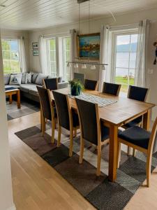 Posezení v ubytování Coastal Cabin In Kastneshamn + 32 fotografií