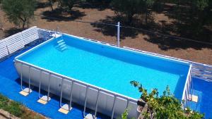 Bazén v ubytování LA PILA masseria salentina con piscina 3 camere con 6 PL si animali domestici nebo v jeho okolí