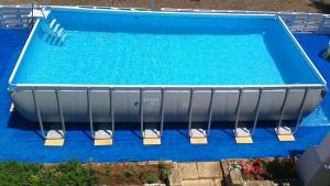 una piscina azul con piscina en LA PILA masseria salentina con piscina 6 PL, en Casarano