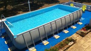 una vista aérea de una gran piscina en LA PILA masseria salentina con piscina 6 PL, en Casarano